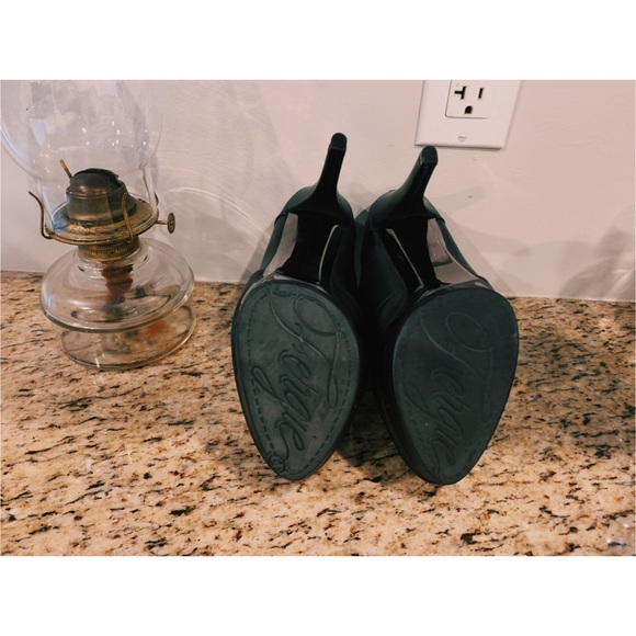 Selling Fergie heels - Picture 5 of 6